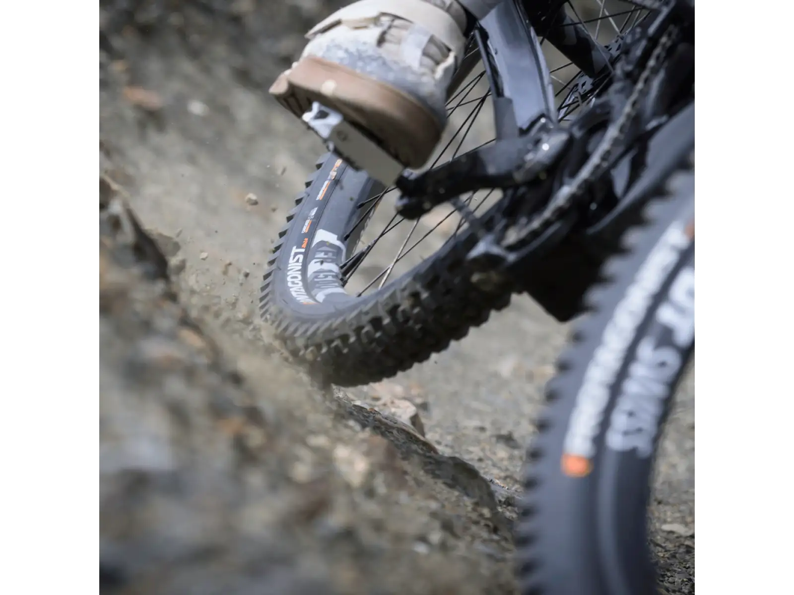 Pirelli CAST Antagonist DW, SmartEVO DH, 29x2.4, MTB opona czarny