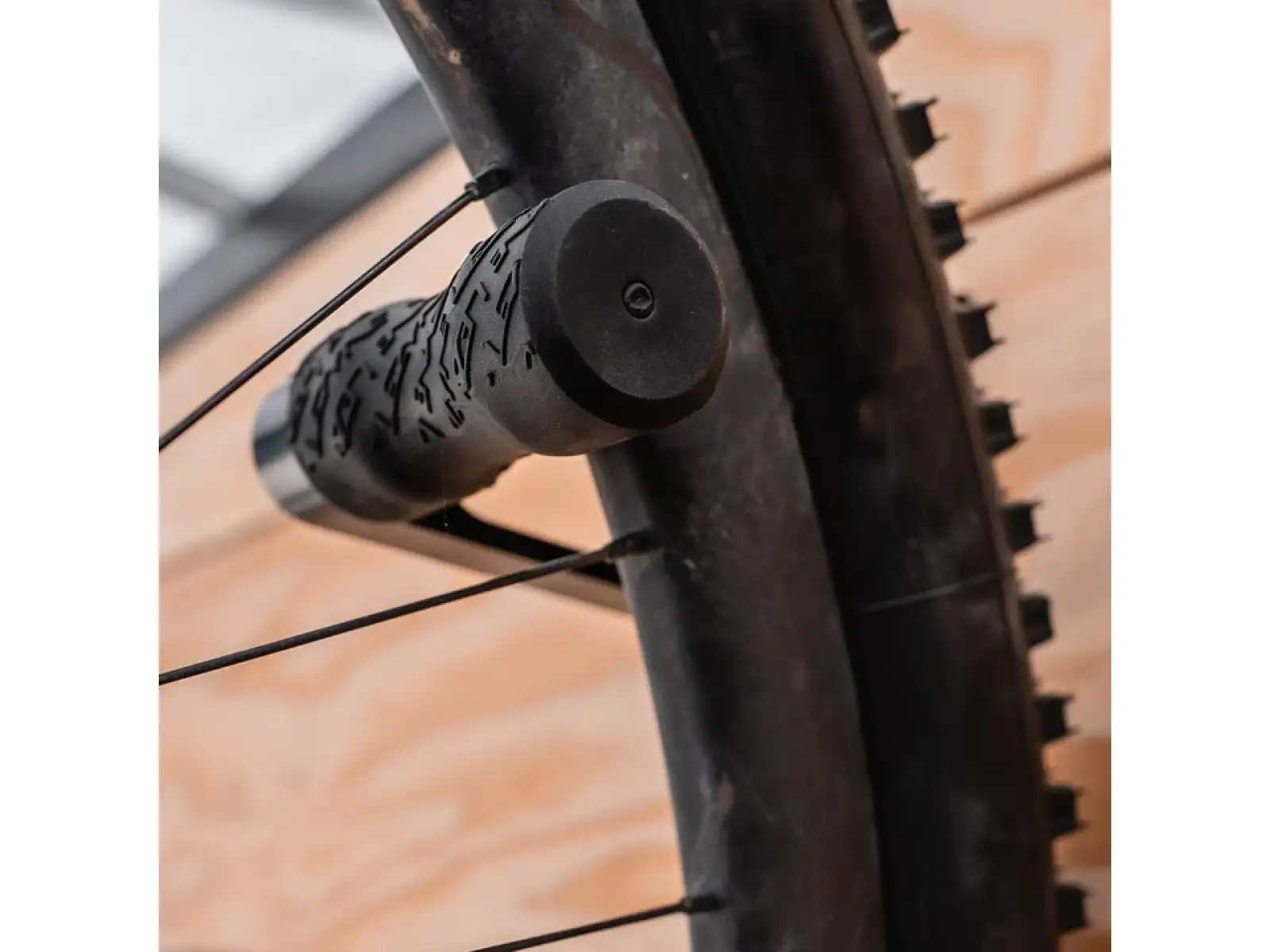 Lezyne CNC Alloy Wheel Hook wieszak ścienny na rower black