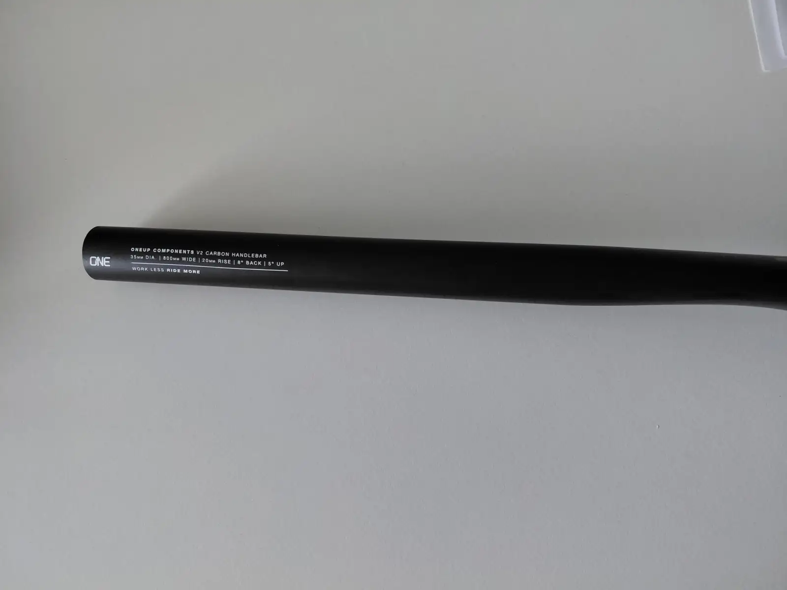 OneUp kierownica V2 Carbon 35/720 mm skrócona czarna 20 mm wznios