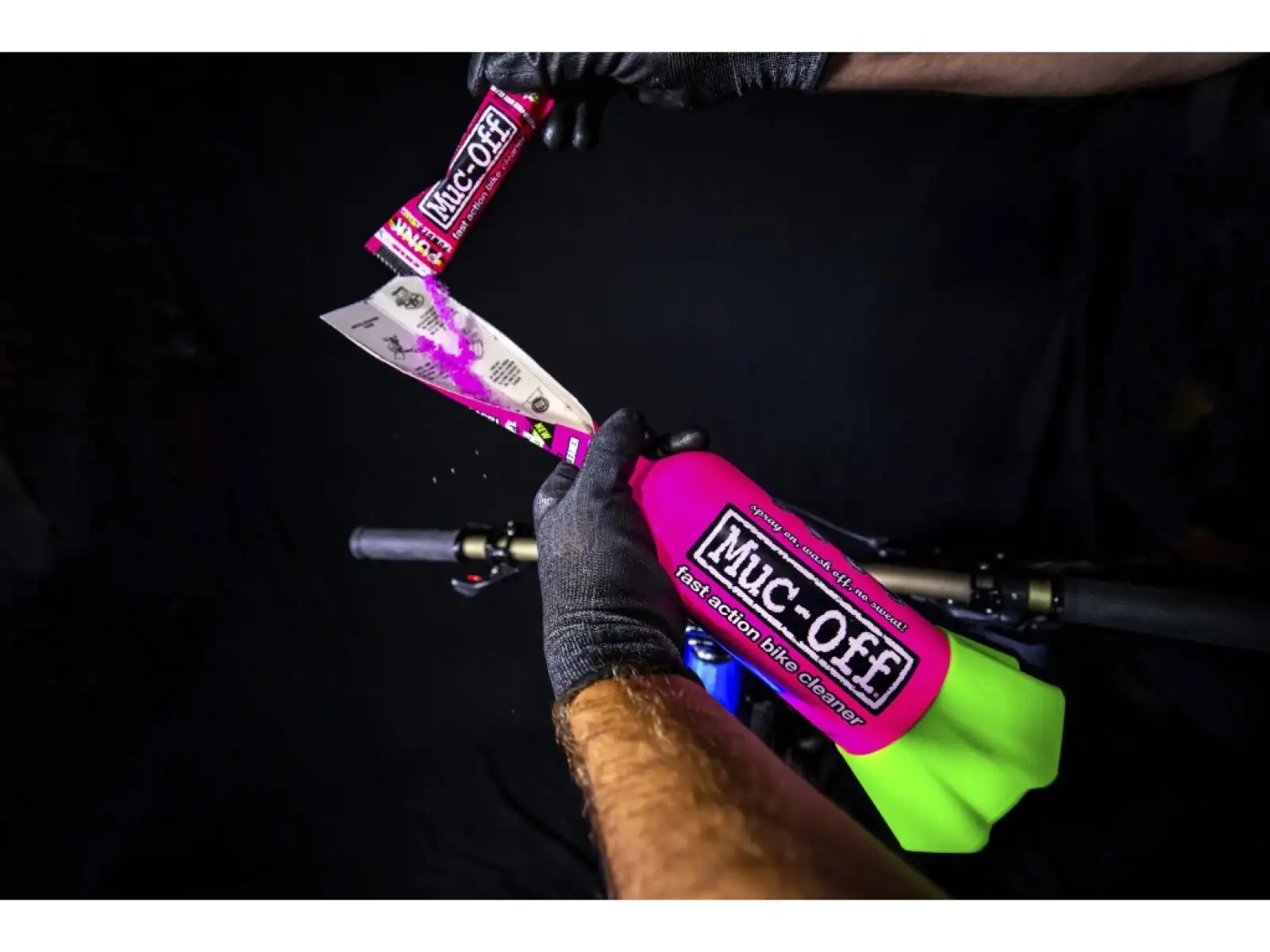 Muc Off Bottle for Life + Punk Powder zestaw butelek i proszku do czyszczenia rowerów