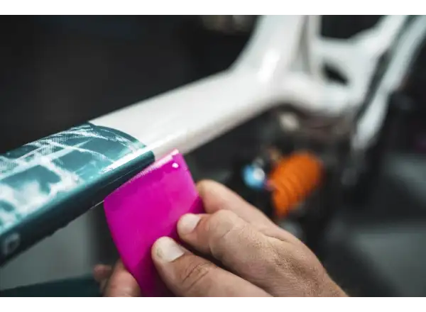 Muc-off Application Squeegee aplikační rakla do naklejek