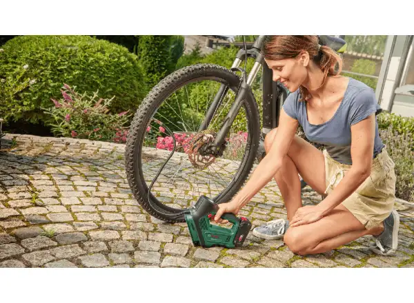 Bosch UniversalPump 18V Bezprzewodowa Pompa Pneumatyczna + Zestaw Startowy 18V