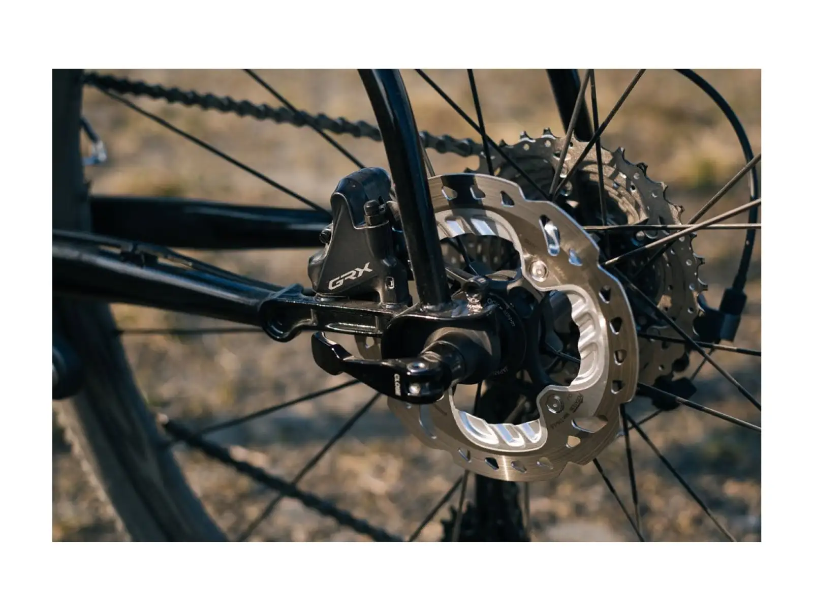 Shimano GRX ST-RX400 / BR-RX400 tylni hamulec i przerzutka 10 sp. Flat Mount polymer+chłodnica