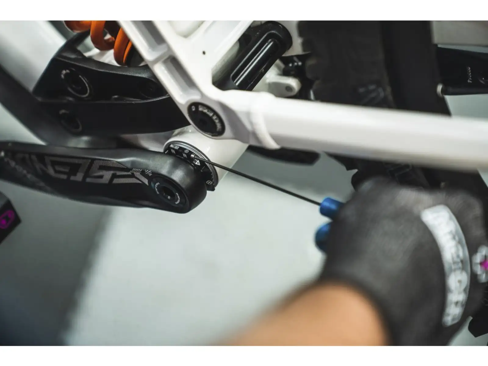 Muc-Off Crank Preload Ring pierścień wstępnego obciążenia do korb srebrny