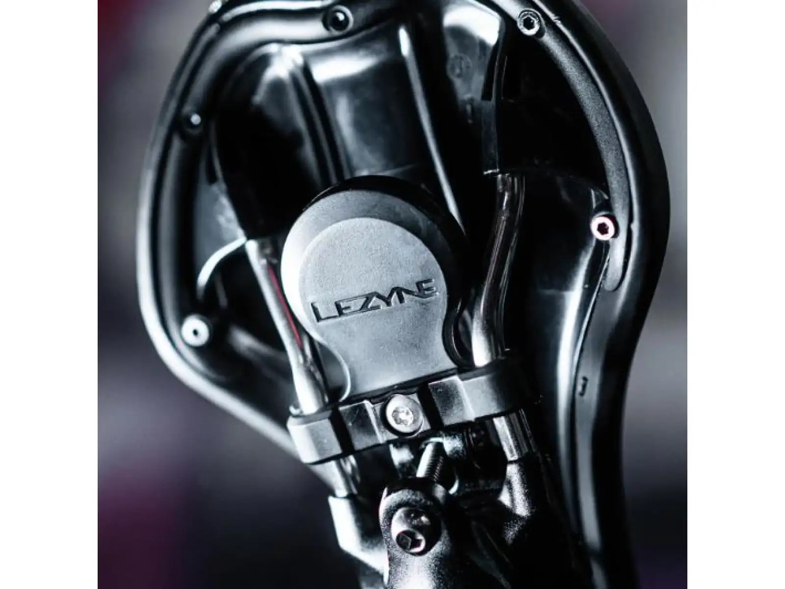 Lezyne Matrix Saddle Tagger uchwyt siodła na lokalizator Apple AirTag czarna