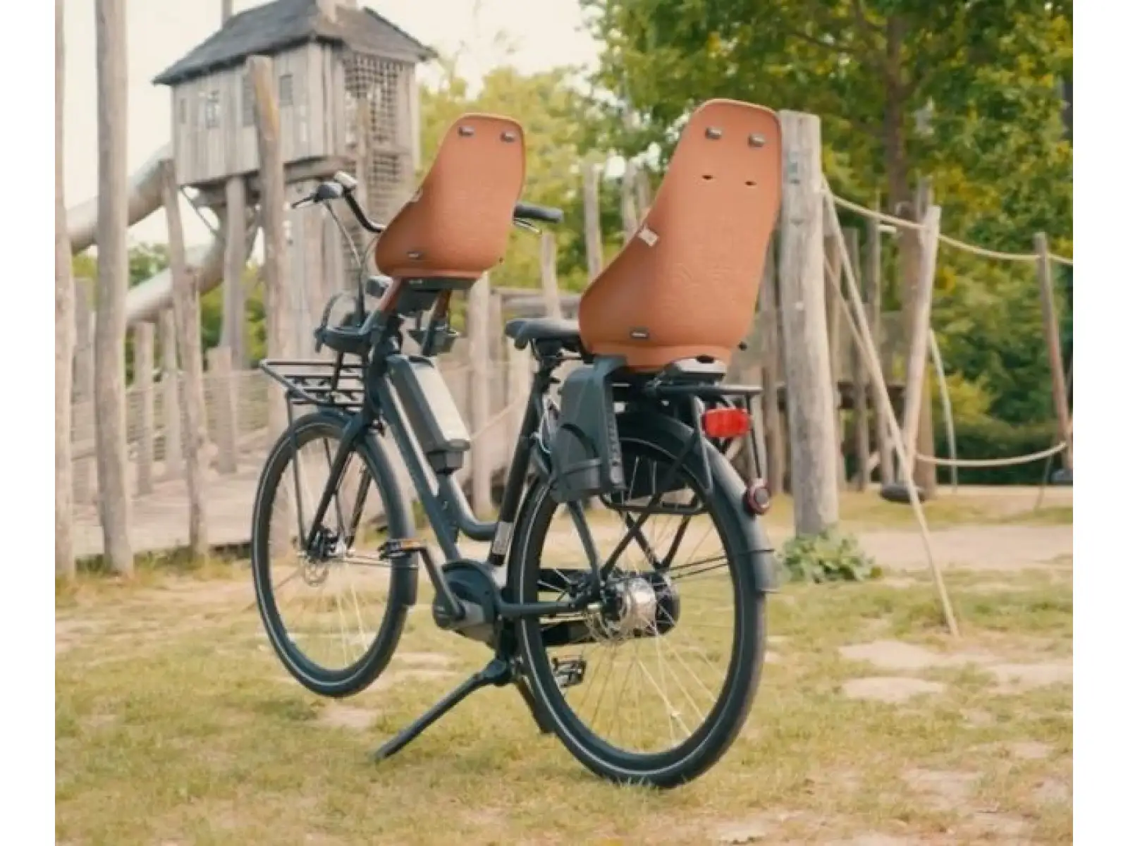 Urban Iki BIO fotelik dziecięcy przedni z adapterem na mostek Haniwa Brown/Bincho Black