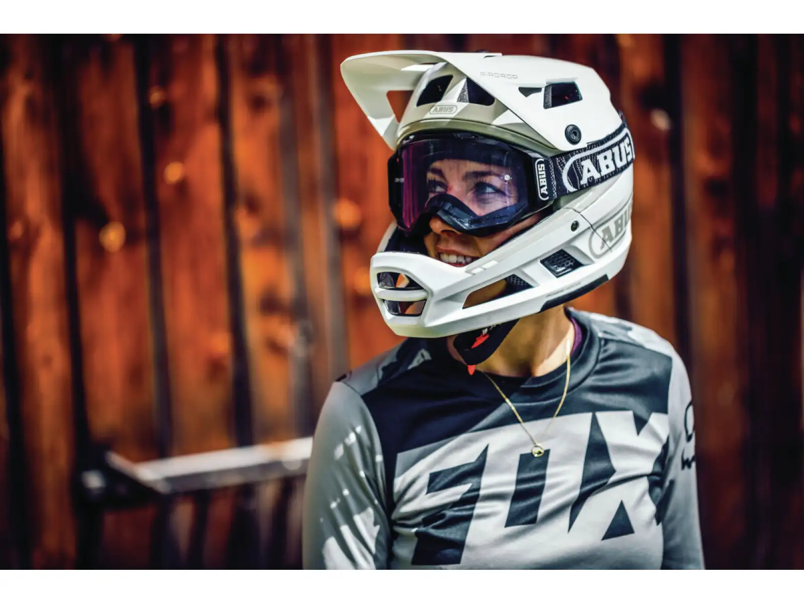 Abus AirDrop MIPS kask Black Gold