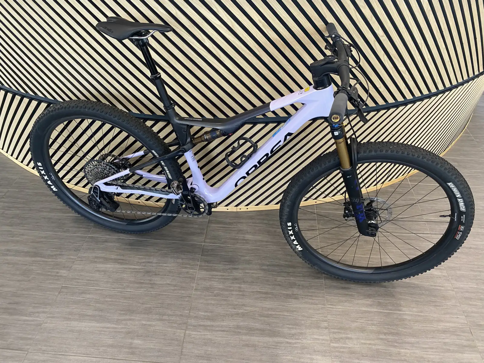 Orbea OIZ M-TEAM AXS rower górski Digital Lavender/Carbon Raw