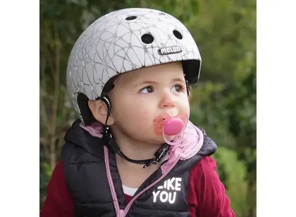 Melon Toddler Reflective dziecięcy odblaskowy kask Magic White