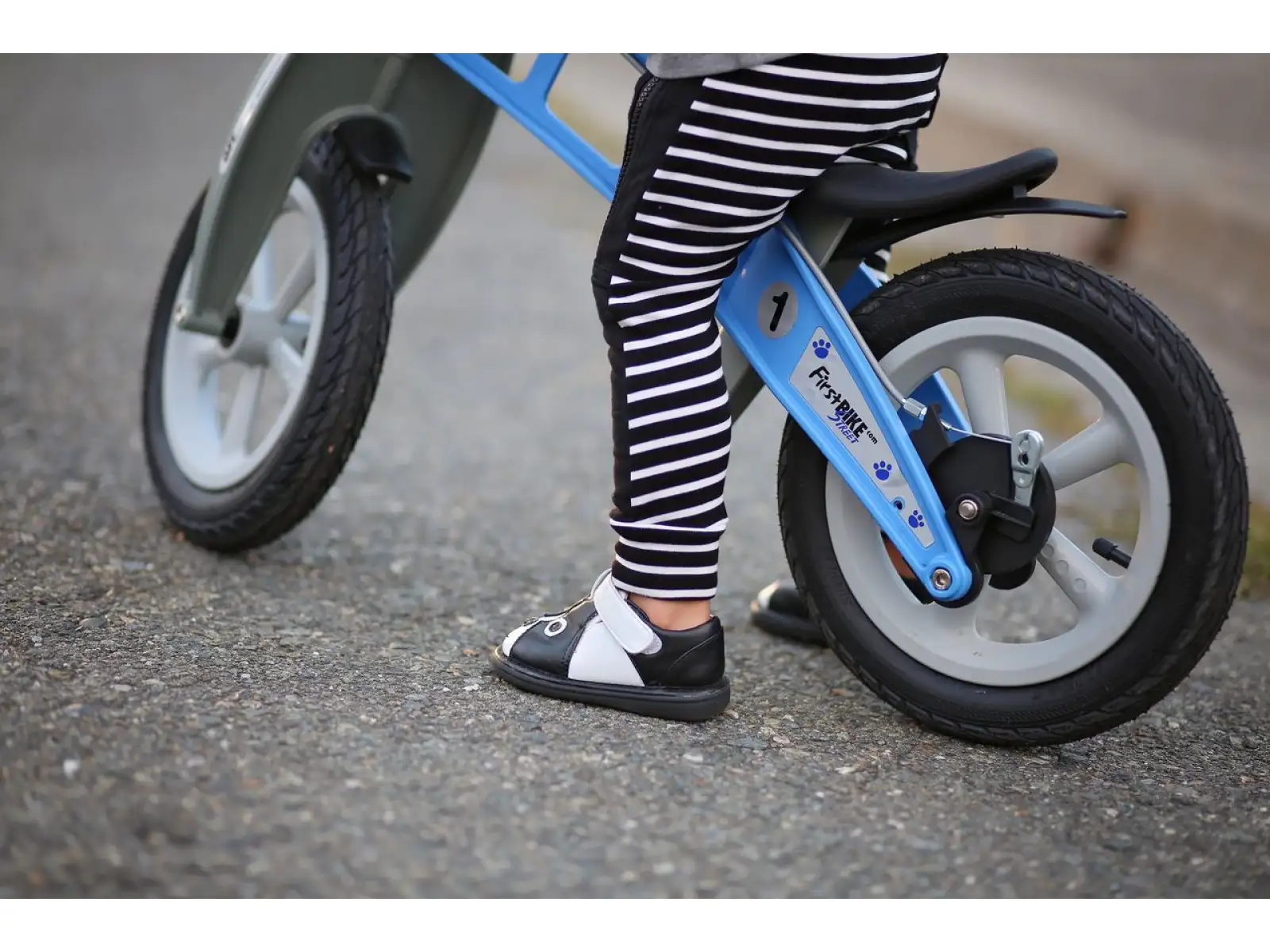 First Bike Street dziecięcy rowerek biegowy niebieski