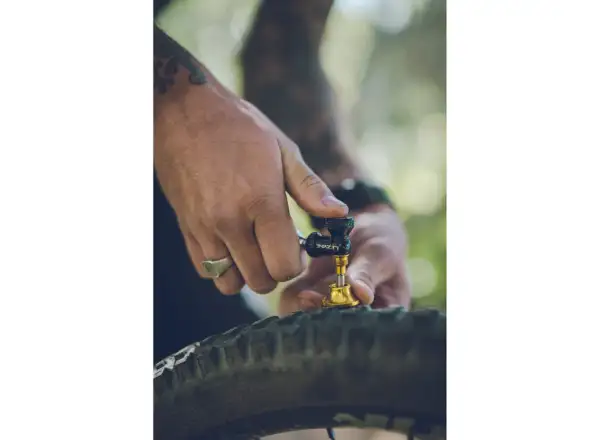 Lezyne Tubeless CO2 Blaster W/O CO2 zestaw naprawczy do opon bezdętkowych