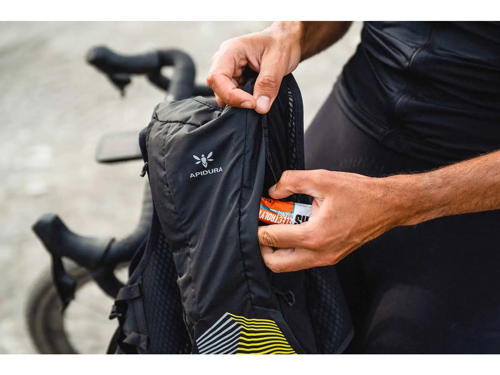 Apidura Racing Hydration kamizelka rowerowa 2 l czarna