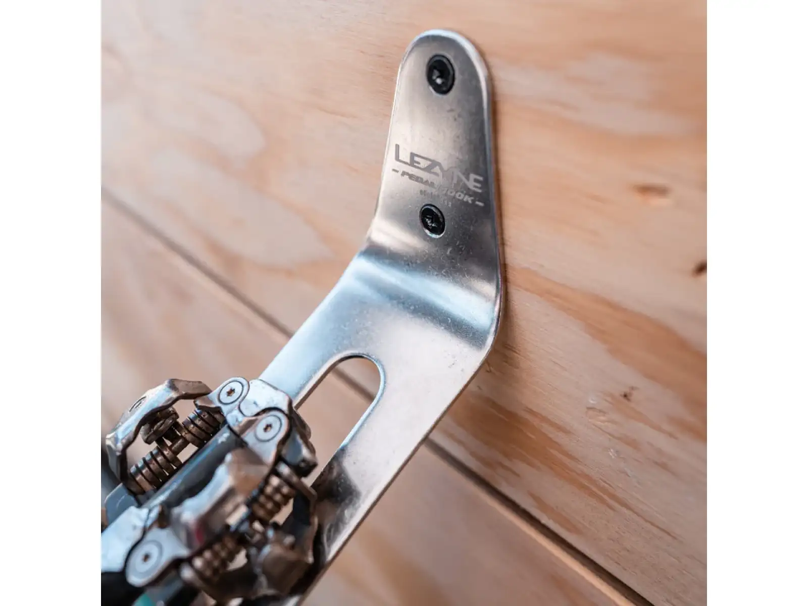 Lezyne Stainless Pedal Hook wieszak ścienny na rower silver