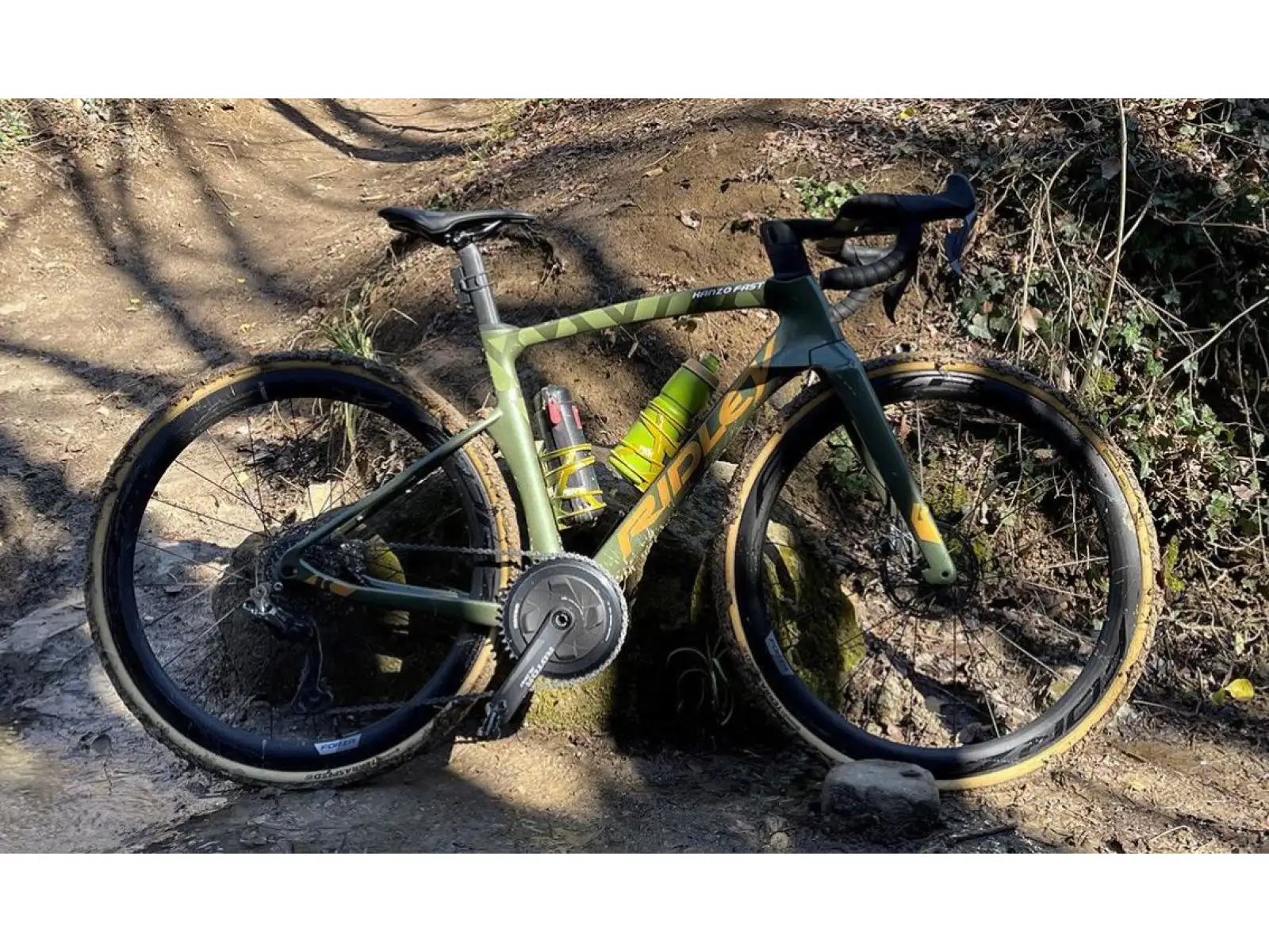 Elite Prism Right Carbon koszyk na bidon prawy Gold Metal/White Graphic