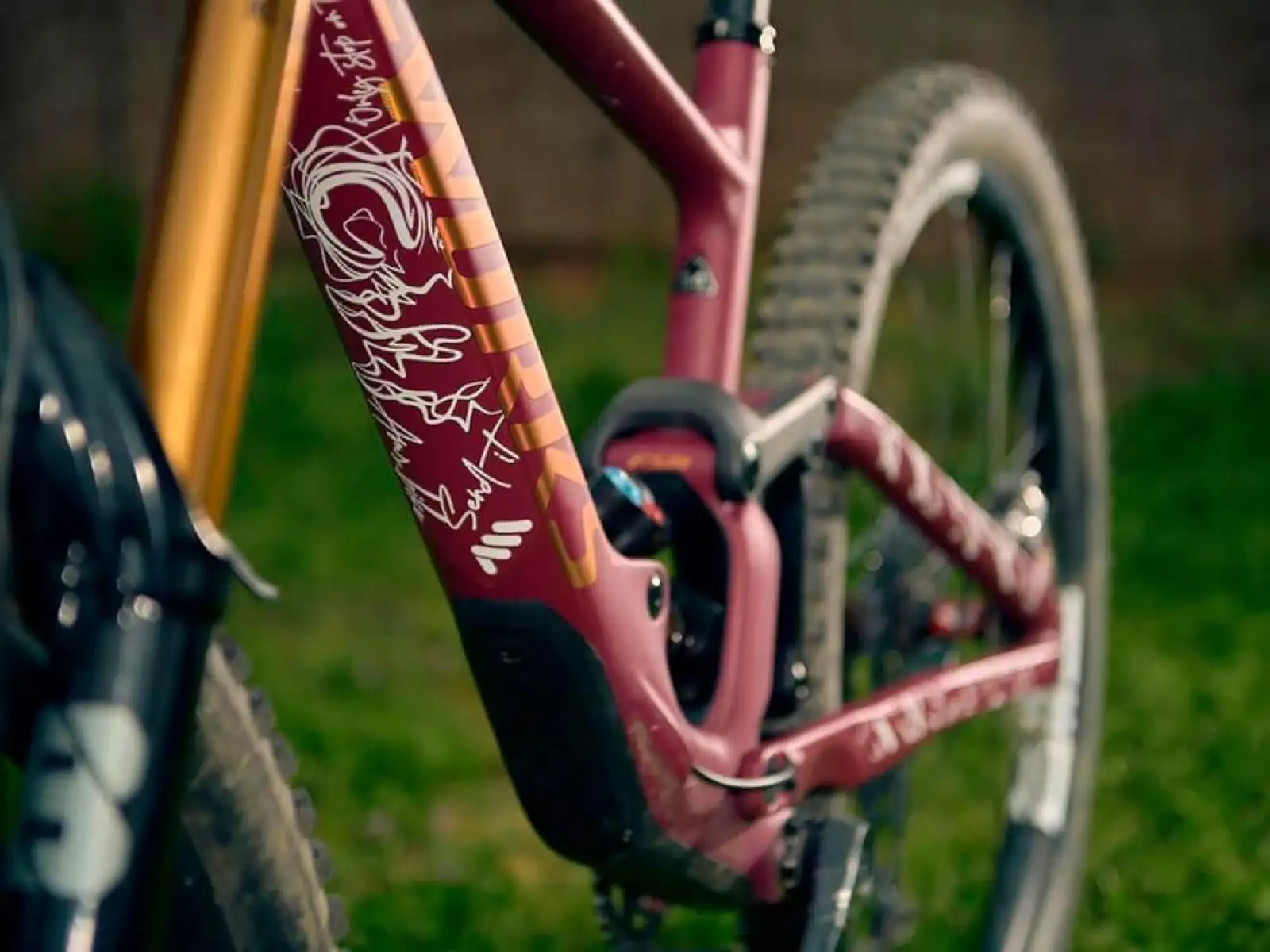 All Mountain Style ochronne naklejki na ramę Extra Signature White