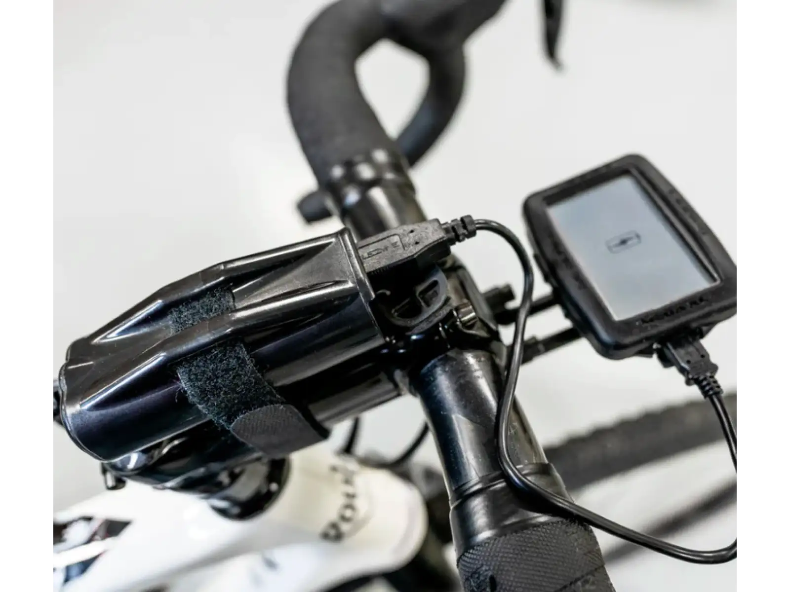 Lezyne Mega Drive 2400+ Loaded kit zestaw oświetleniowy