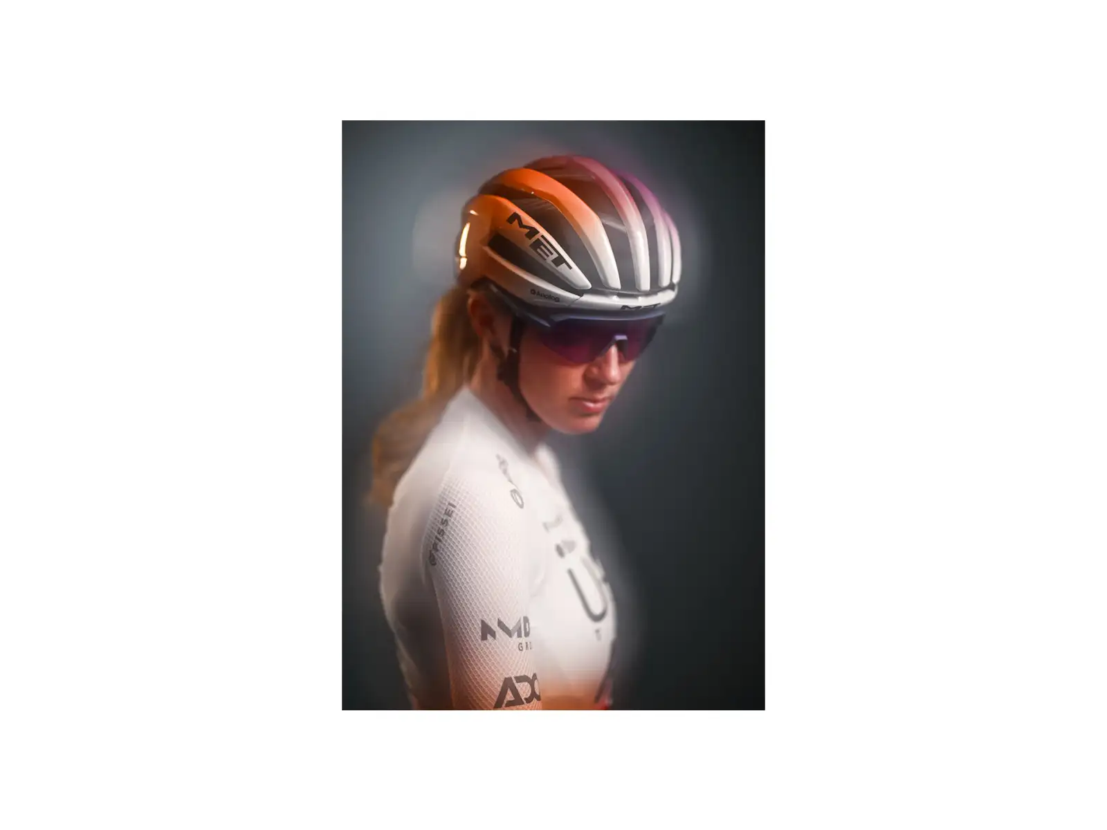 MET Trenta 3K Carbon szosowy kask UAE Team ADQ Limited Edition