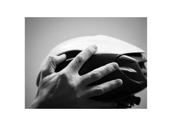 MET Manta MIPS szosowy kask Motion Blur