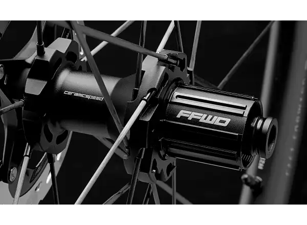 FFWD RAW CS 33 szosowe wyplecione koła Matt Black