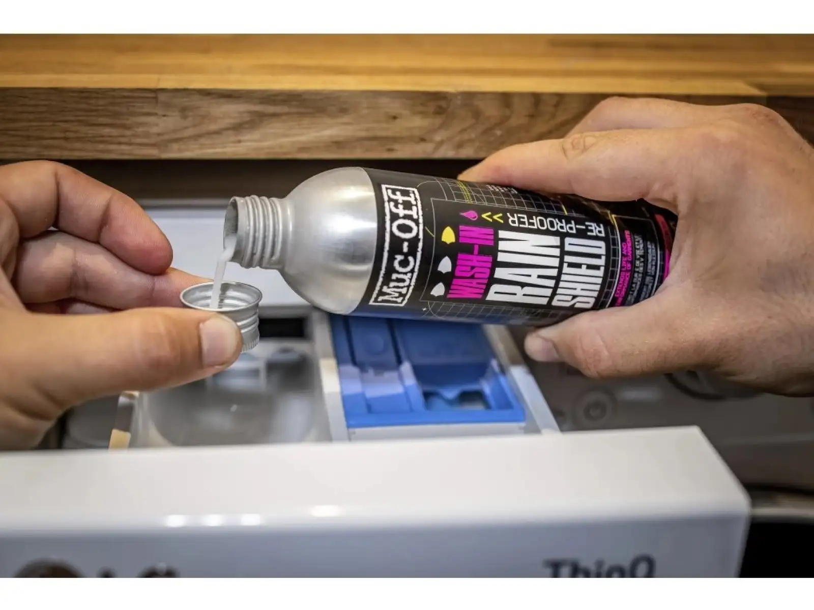 Muc Off Wash-In Rain Shield Re-proofer środek do prania 300 ml