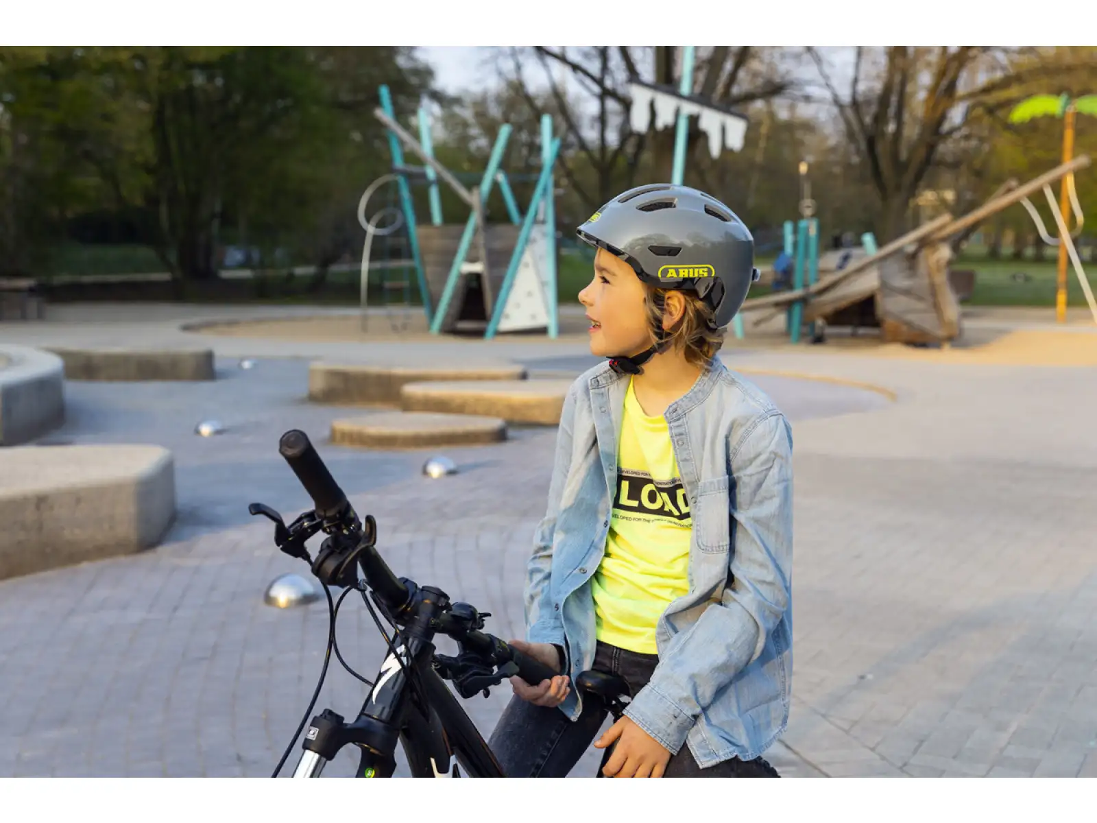 Abus Smiley 3.0 ACE LED kask dziecięcy Royal Purple