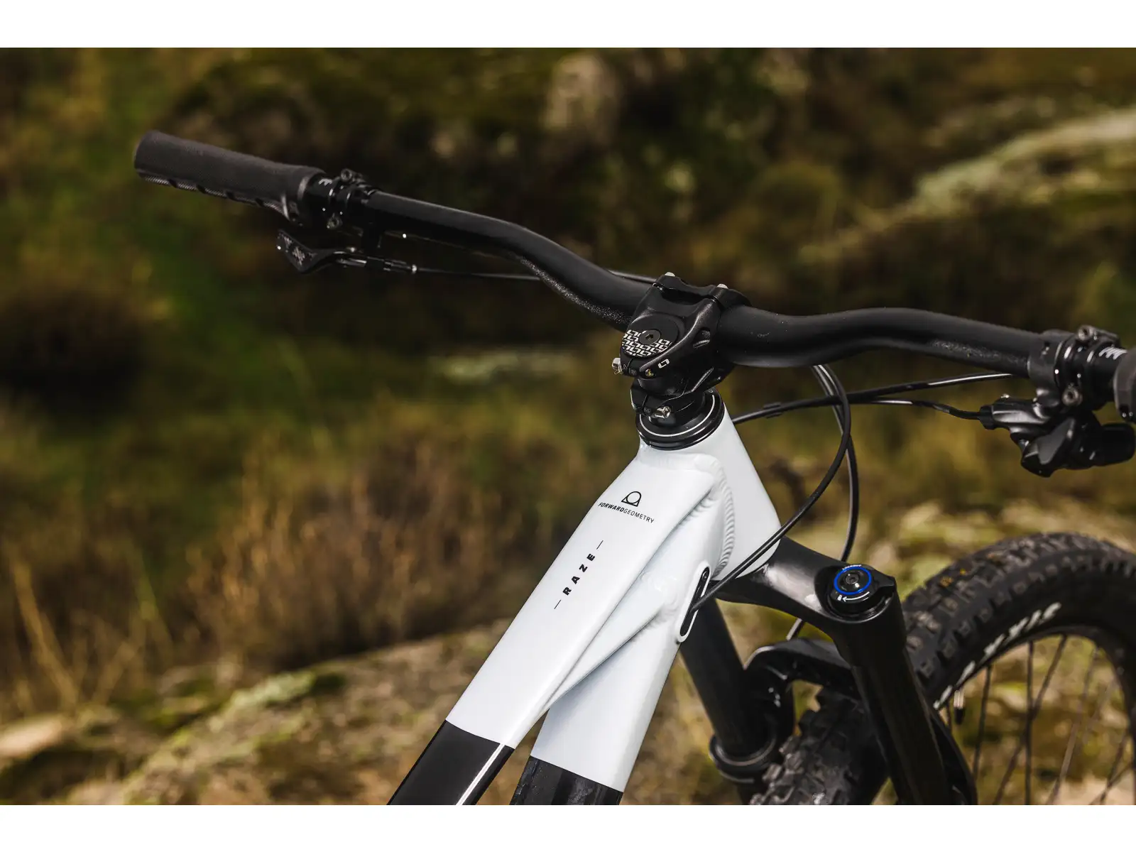 Mondraker Raze rower z pełnym zawieszeniem black/dirty white