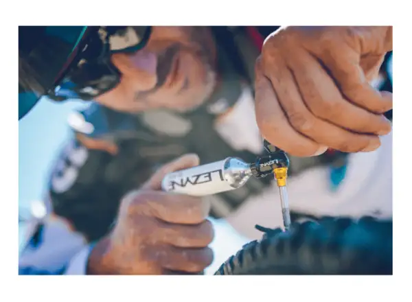 Lezyne Tubeless CO2 zestaw do naprawy opon bezdętkowych z nabojem Blaster Black