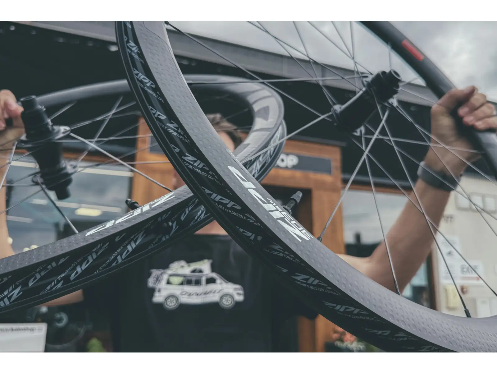 Zipp 303 SW Carbon Tubeless CenterLock A1 tylne koło zaplatane