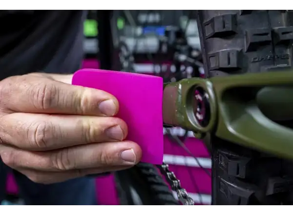Muc-off Application Squeegee aplikační rakla do naklejek