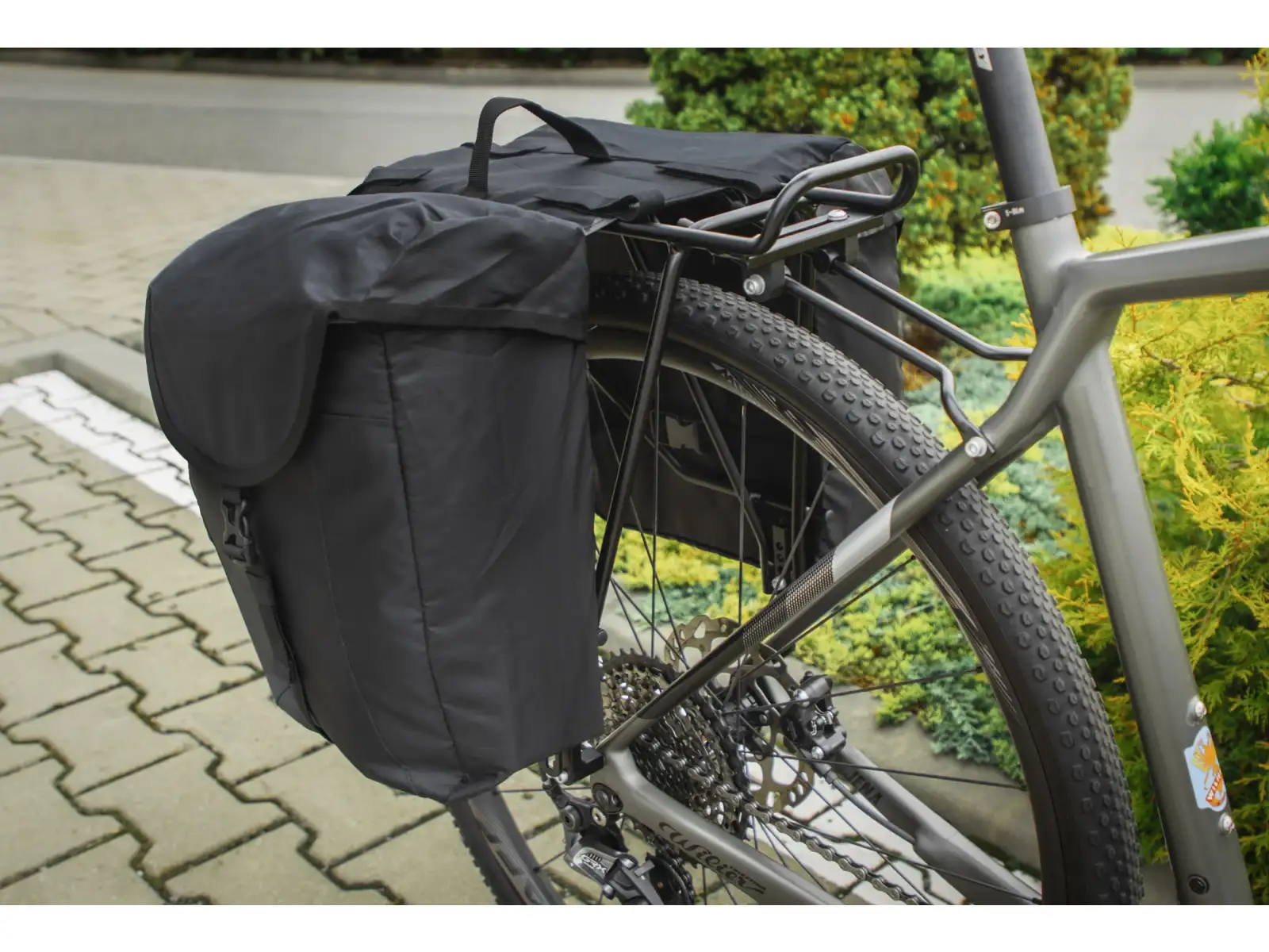 Force Haul podwójna sakwa na tylny bagażnik 2x8 l czarna