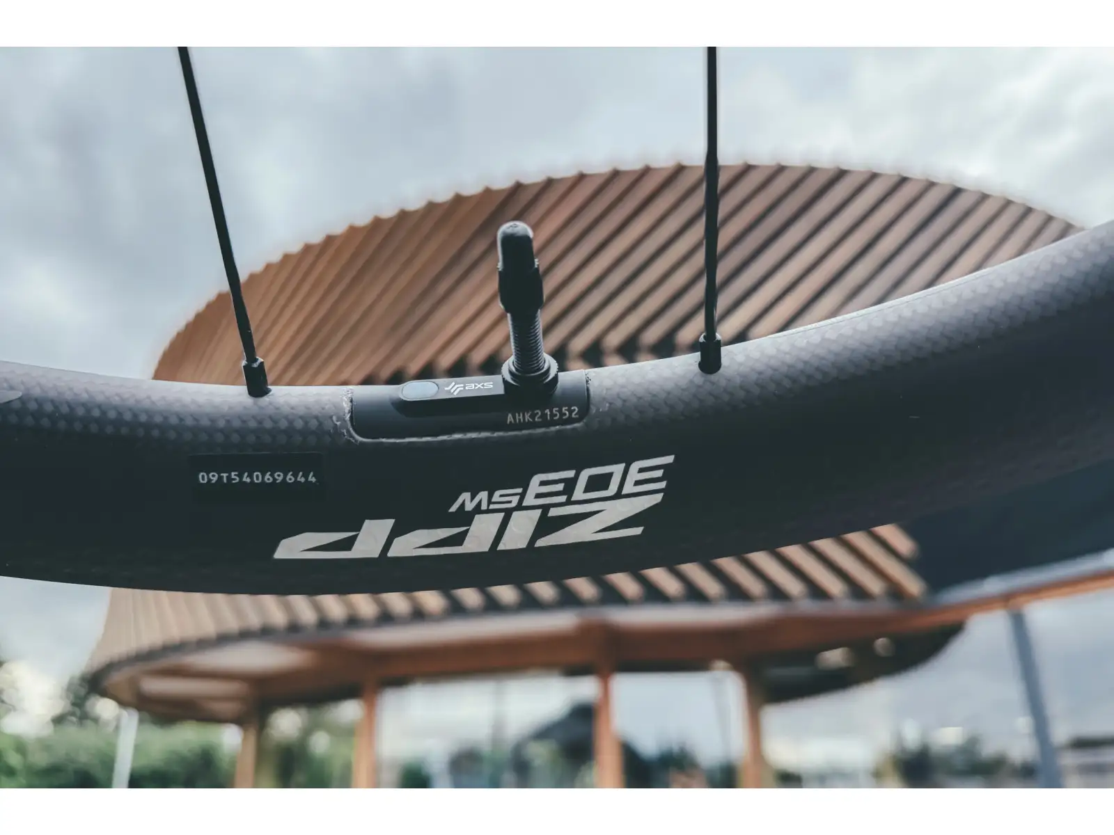 Zipp 303 SW Carbon Tubeless CenterLock A1 tylne koło zaplatane