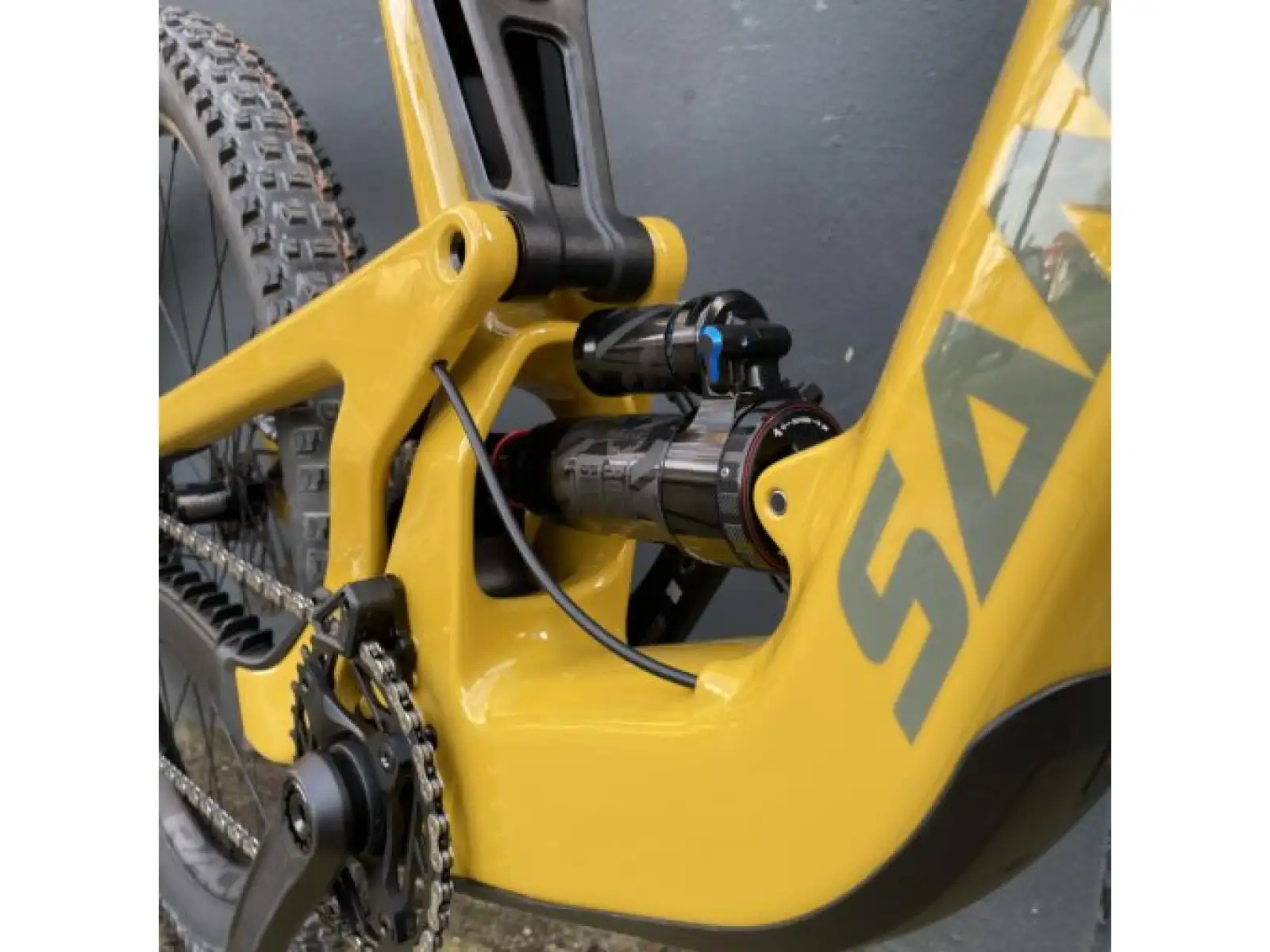 Santa Cruz Heckler SL 1 C MX S rower elektryczny z pełnym zawieszeniem Gloss Mustard