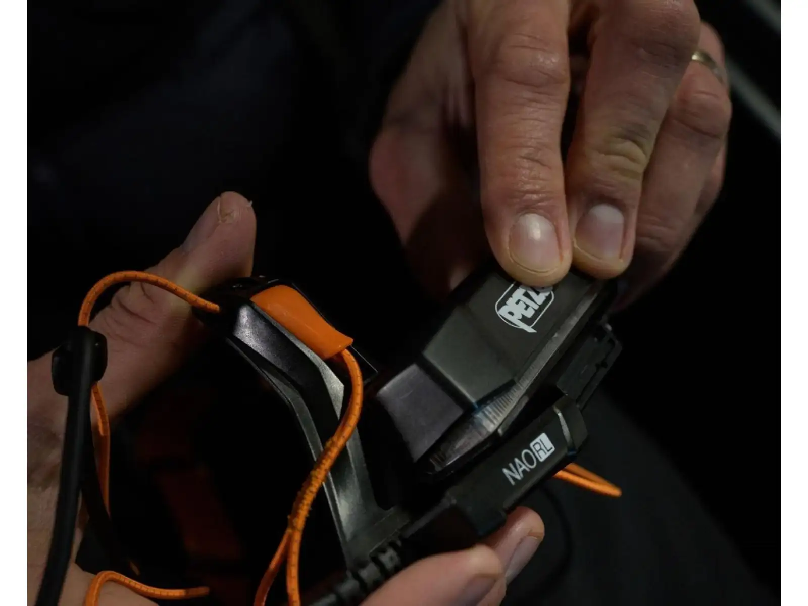 Petzl Nao RL ładowarka czołówka Black