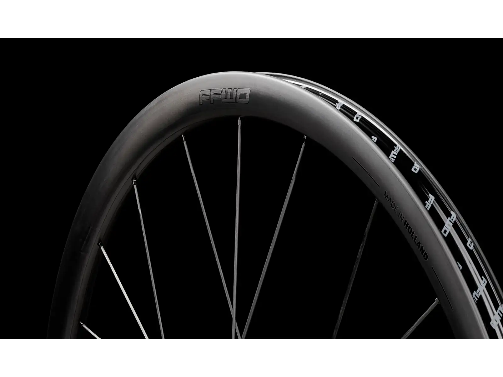 FFWD RAW CS 33 szosowe wyplecione koła Matt Black