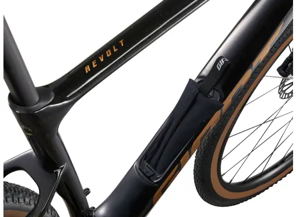 Giant Revolt Advanced 3 gravel rower Panther