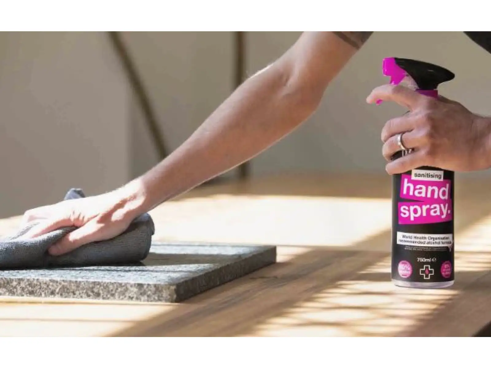 Muc Off Sanitising Hand Spray spray antybakteryjny do rąk 500 ml