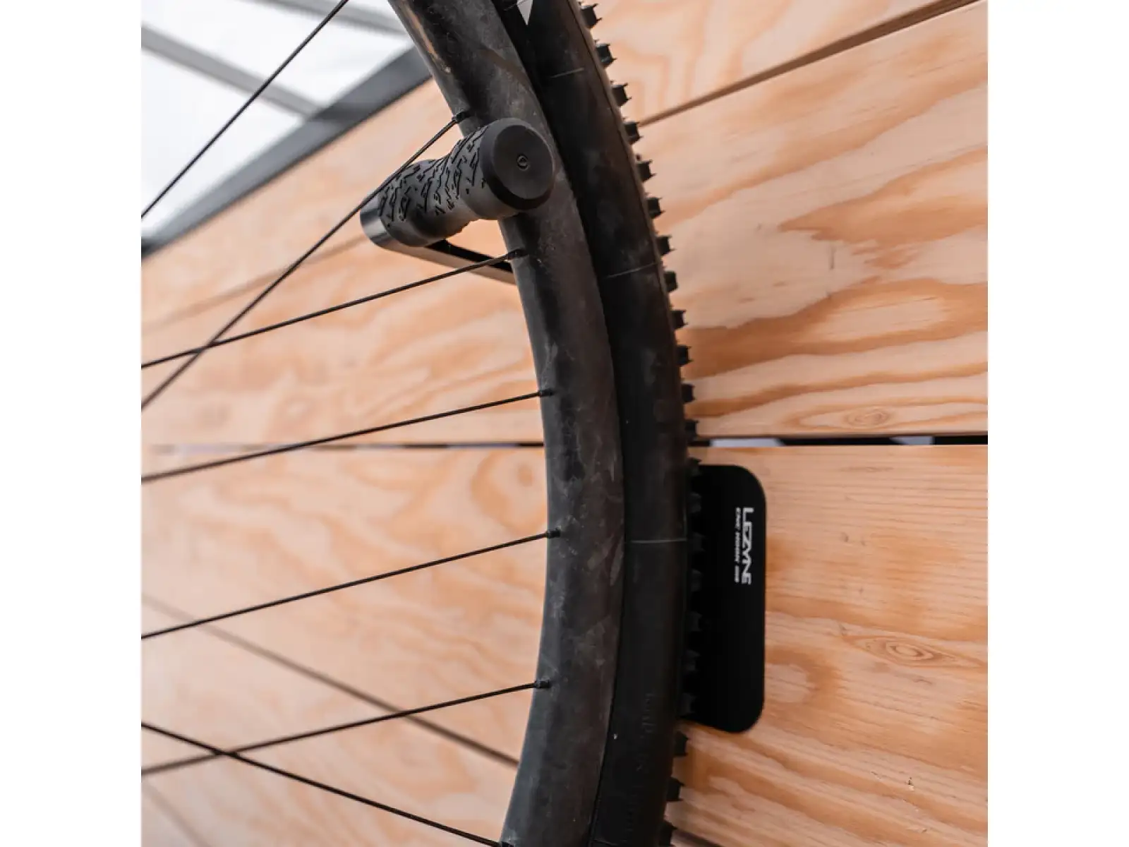 Lezyne CNC Alloy Wheel Hook wieszak ścienny na rower black