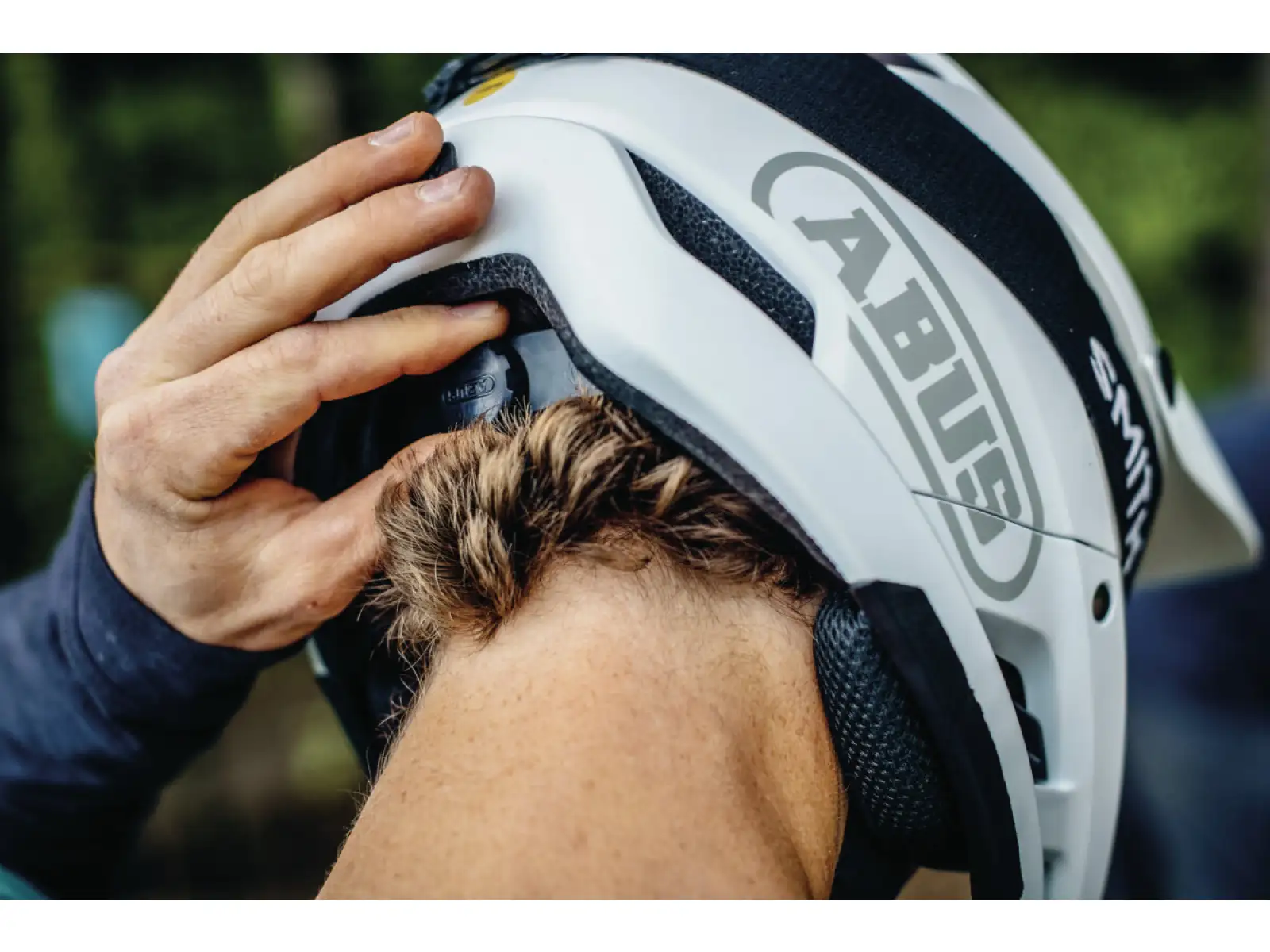 Abus AirDrop MIPS kask Black Gold