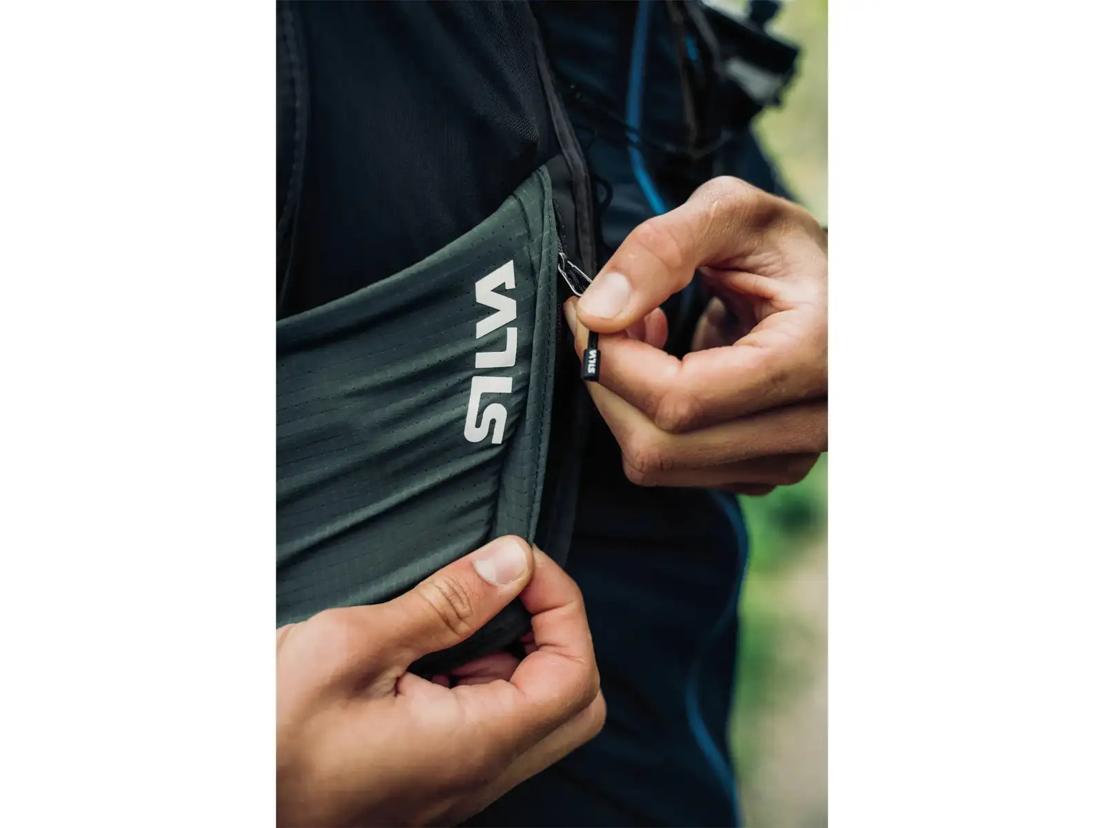 Silva Strive Fly Green kamizelka do biegania ciemnozielona