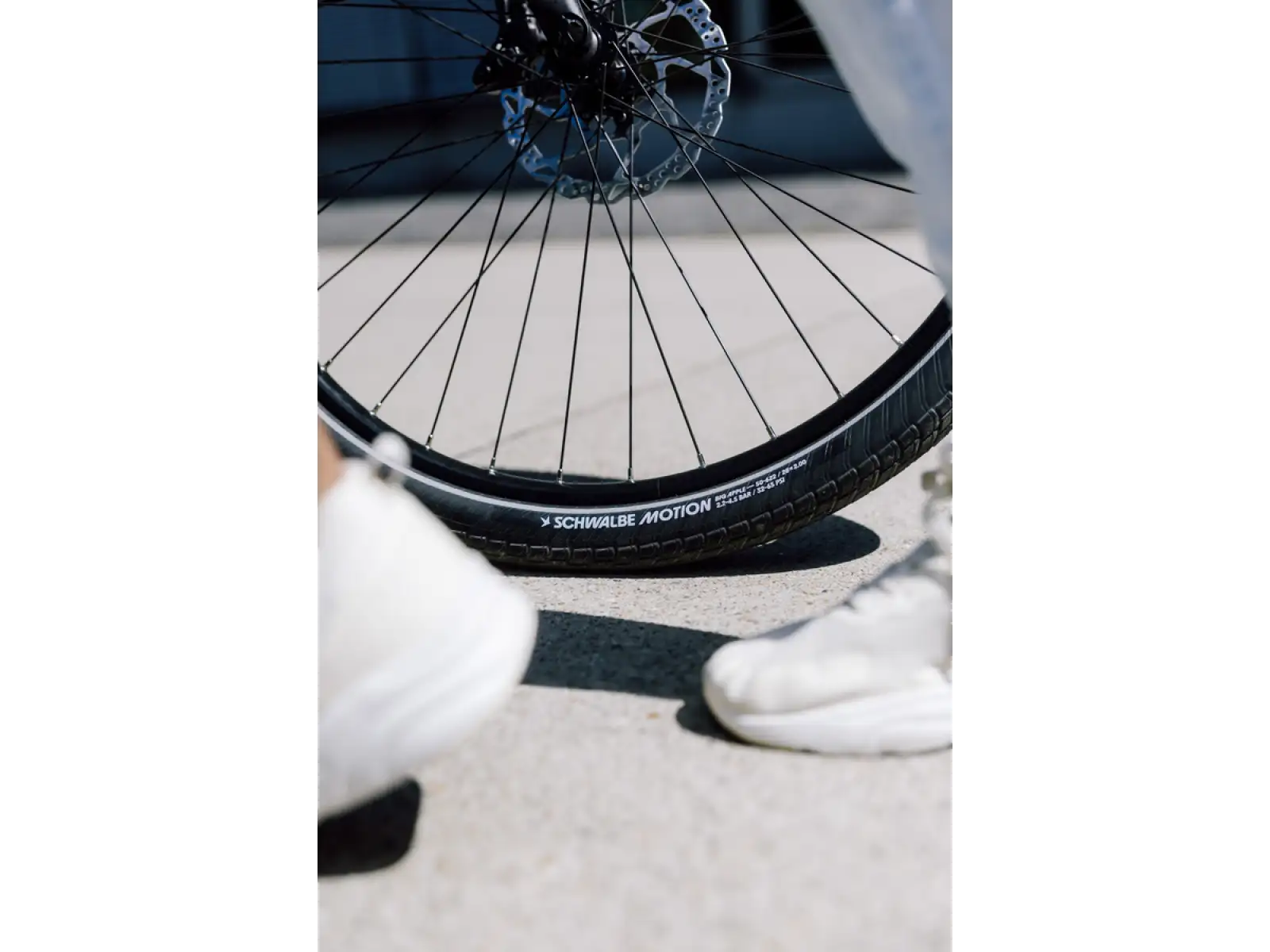 Schwalbe Motion Big Apple E-25 28 cali opona trekkingowa drutowa Black Reflex
