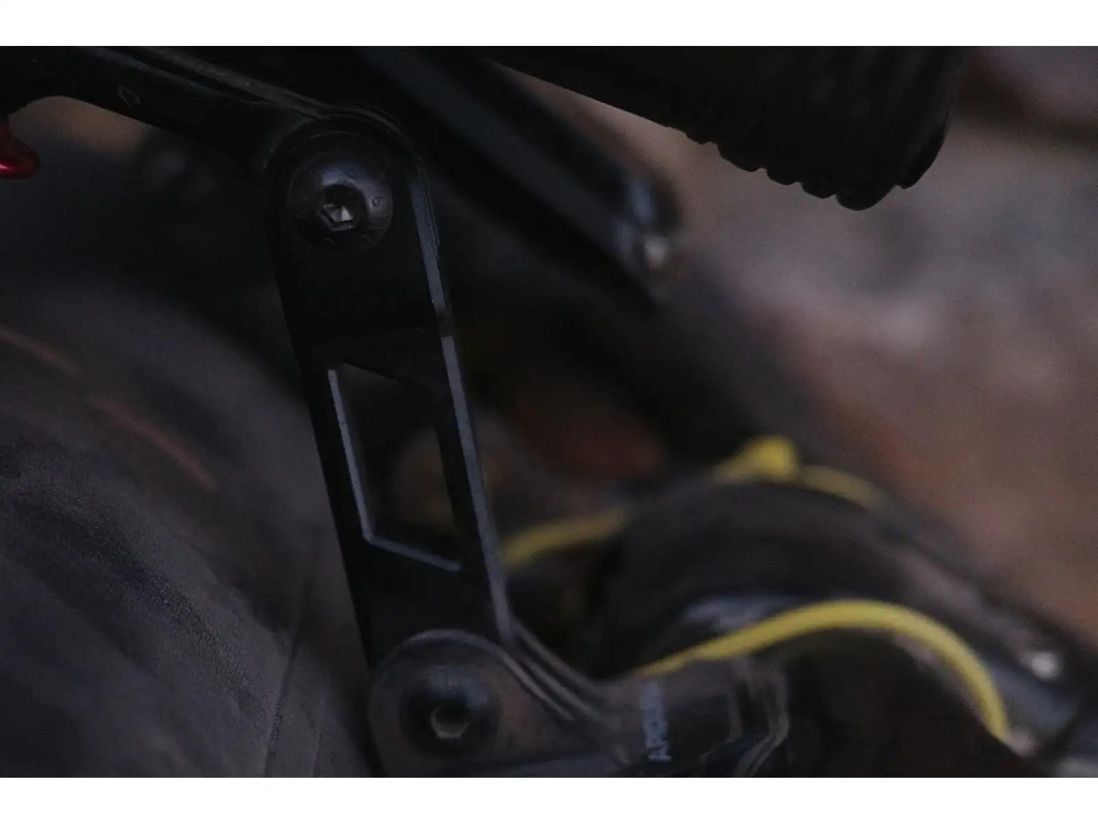 Apidura Expedition Accessory Arm uchwyt na lampkę
