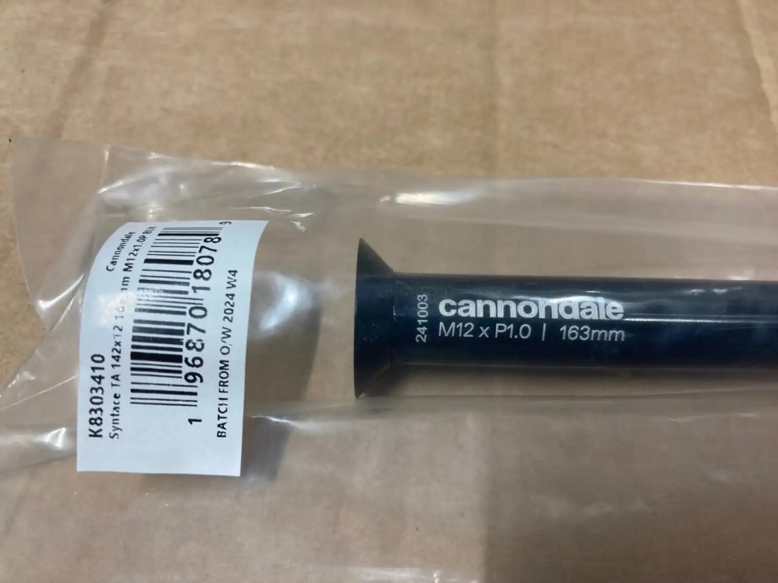 Cannondale tylna oś SYNTACE TA 142X12 163MM M12X1.0P BLK (K8303410)