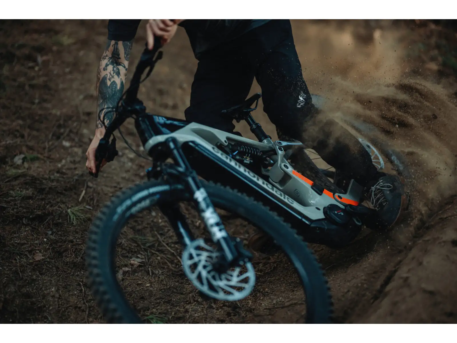 Cannondale Moterra Carbon LT 1 rower elektryczny w pełni amortyzowany Tiger Shark