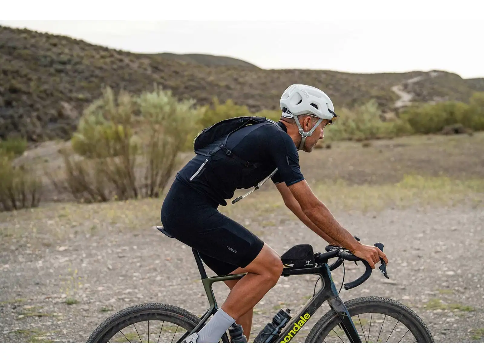 Apidura Racing Hydration kamizelka rowerowa 2 l czarna