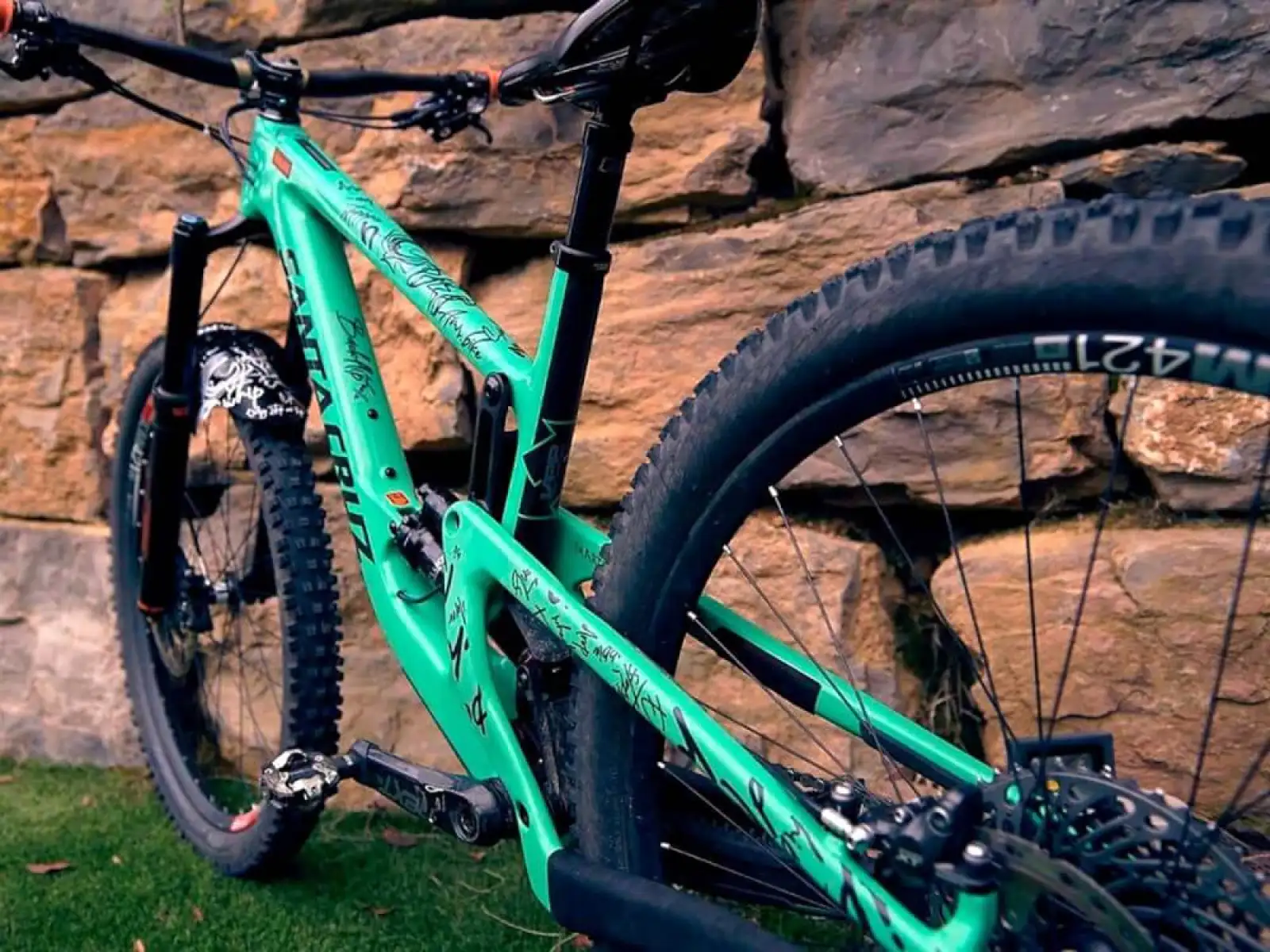 All Mountain Style naklejki ochronne na ramę Extra Signature Black