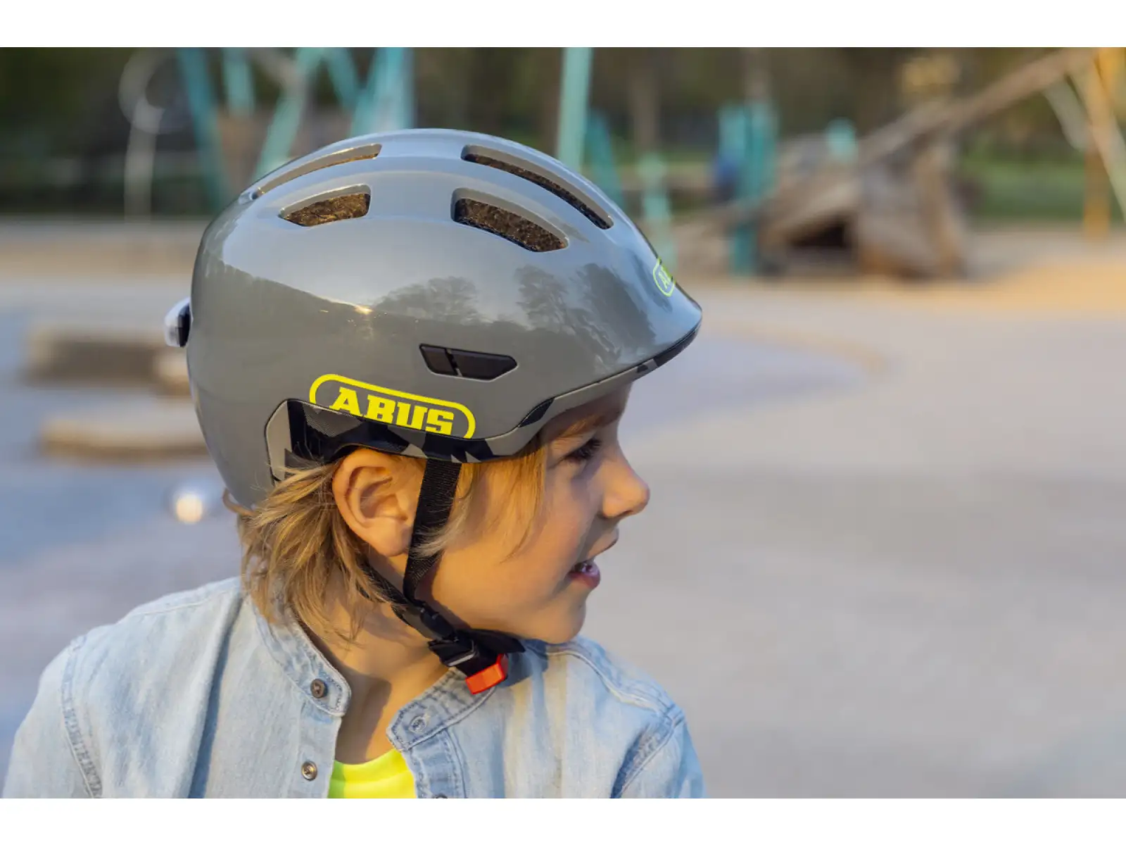 Abus Smiley 3.0 ACE LED kask dziecięcy Royal Purple